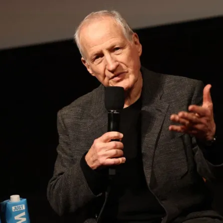 مايكل مان في مسرح لينوود دان في لوس أنجلوس كاليفورنيا (Michael Mann at Linwood Dunn Theater in Los Angeles, California). مصدر الصورة: Tommaso Boddi/Getty Images for NEON/AFP