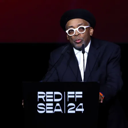 سبايك لي في حفل افتتاح مهرجان البحر الأحمر السينمائي الدولي 2024 في جدة، المملكة العربية السعودية (Spike Lee at the Opening Ceremony at the Red Sea International Film Festival 2024 in Jeddah, Saudi Arabia. Tim P). مصدر الصورة: Whitby/Getty Images for The Red Sea International Film Festival