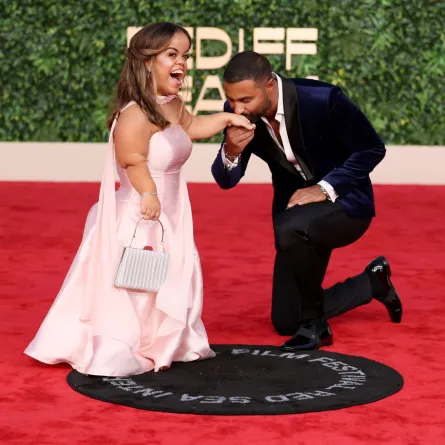 كريم فهمي مع بطلة فيلم سنو وايت مريم شريف من مهرجان البحر الأحمر السينمائي -مصدر الصورة Photo by Ernesto S. Ruscio / Getty Images for The Red Sea International Film Festival