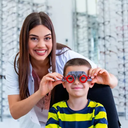صورة لطبيبة تكشف على نظر الطفل