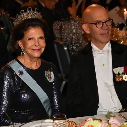 الملكة سيلفيا ترتدي تاج ليختنبرغ المرصع بالياقوت الأزرق 