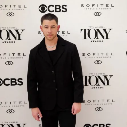 نيك جوناس في مسرح ديفيد إتش كوش في مركز لينكولن في مدينة نيويورك (Nick Jonas at David H. Koch Theater at Lincoln Center in New York City). مصدر الصورة: Craig Barritt/Getty Images for Tony Award Productions/AFP