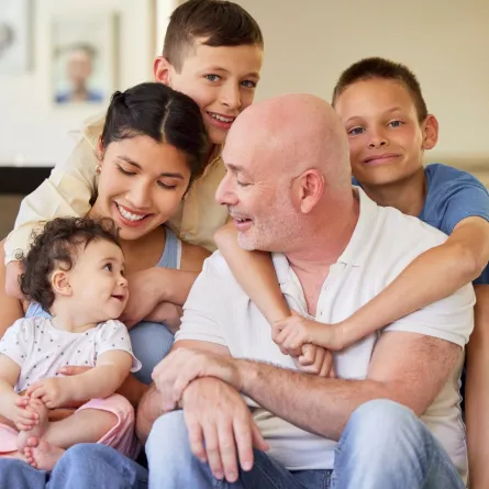 صورة أب مع عائلته