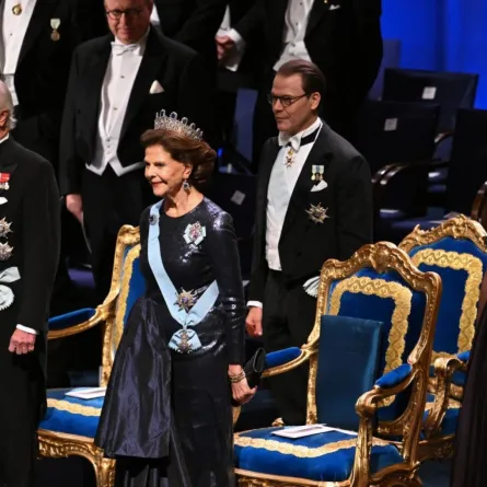 الملك كارل السادس عشر غوستاف والملكة سيلفيا والأمير دانييل وولي العهد الأميرة فيكتوريا في قاعة الحفلات الموسيقية في ستوكهولم، السويد (King Carl XVI Gustaf, Queen Silvia, Prince Daniel and Crown Princess Victoria at the Concert Hall in Stockholm, Sweden). مصدر الصورة: Jonathan NACKSTRAND / AFP