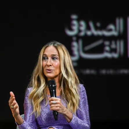 سارة جيسيكا باركر في الدورة الرابعة من مهرجان البحر الأحمر السينمائي في جدة (Sarah Jessica Parker at the 4th edition of the Red Sea Film Festival in Jeddah). مصدر الصورة: Ammar ABD RABBO / Factstory for the Red Sea International Festival (RSFF) / AFP