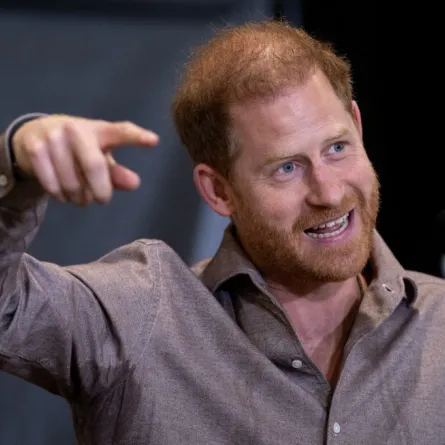 الأمير هاري خلال حدث إطلاق البرنامج المدرسي Invictus Games في كندا. (Prince Harry during the Invictus Games school program launch event in Canada.). مصدر الصورة: Ethan Cairns / GETTY IMAGES NORTH AMERICA / Getty Images via AFP
