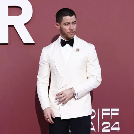 نيك جوناس في أمفار على هامش الدورة السابعة والسبعين لمهرجان كان السينمائي 2024.( Nick Jonas at amfAR on the sidelines of the 77th Cannes Film Festival 2024 ). مصدر الصورة: Sameer Al-Doumy / AFP
