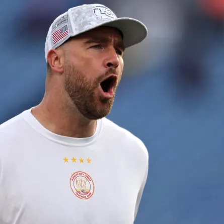 اللاعب ترافيس كيلس يُشيد بنجاح تايلور سويفت في جولتها الغنائية