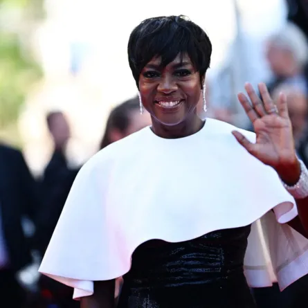 فيولا ديفيس في الدورة 77 لمهرجان كان السينمائي في كان، جنوب فرنسا (Viola Davis at the 77th edition of the Cannes Film Festival in Cannes, southern France). مصدر الصورة: LOIC VENANCE / AFP