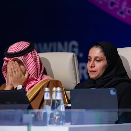 دموع الفرح بعد الفوز باستضافة كأس العالم 2034 من أضواء العريفي مساعد الوزير لشؤون الرياضة - الصورة من الإخبارية