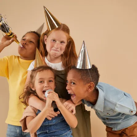 صورة أطفال يحتفلون