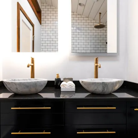 زوجان من مغاسل الحمام مصنوعان من السيراميك 