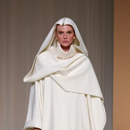 معطف من لورا بياجوتي Laura Biagiotti - الصورة من Launchmetrics/Spotlight ©