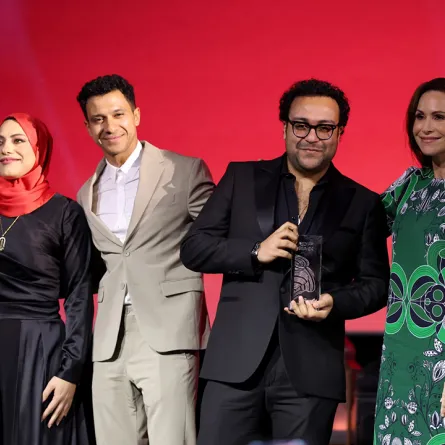 المخرج خالد منصور يتسلم جائزة لجنة تحكيم اليسر عن فيلم (البحث عن منفذ لخروج السيد رامبو) بمهرجان البحر الأحمر السينمائي الدولي 2024- مصدر الصورة: Daniele Venturelli/Getty Images for The Red Sea International Film Festival