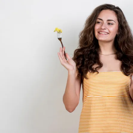 صورة لحامل تتناول وجبة خفيفة