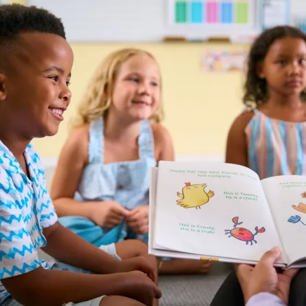 صورة أطفال يتابعون القصة