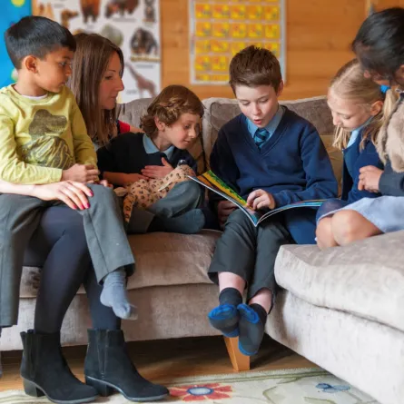 صورة أطفال يقرأون