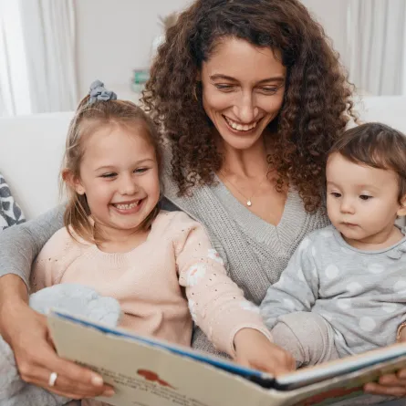 صورة أم تقرأ القصص