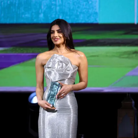 بريانكا تشوبرا جوناس في حفل توزيع جوائز اليسر - مهرجان البحر الأحمر السينمائي الدولي 2024 في جدة، المملكة العربية السعودية (Priyanka Chopra Jonas at the Yusr Awards Ceremony - Red Sea International Film Festival 2024 in Jeddah, Saudi Arabia). مصدر الصورة: Tim P. Whitby/Getty Images for The Red Sea International Film Festival