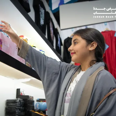 زائرة تستمع بالأجواء الثقافية والترفيهية في منطقة المانجا - الصورة من حساب معارض الكتاب في السعودية على إكس