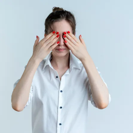 الذبابة الطائرة في العين حالة تؤثر على الرؤية - المصدر freepik