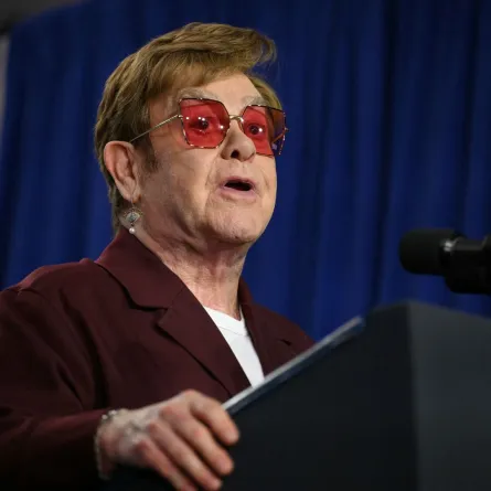 إلتون جون في نيويورك (Elton John in New York). مصدر الصورة: Mandel NGAN / AFP