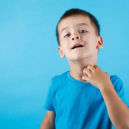 صورة لطفل يحك جلده بسبب الأكزيما