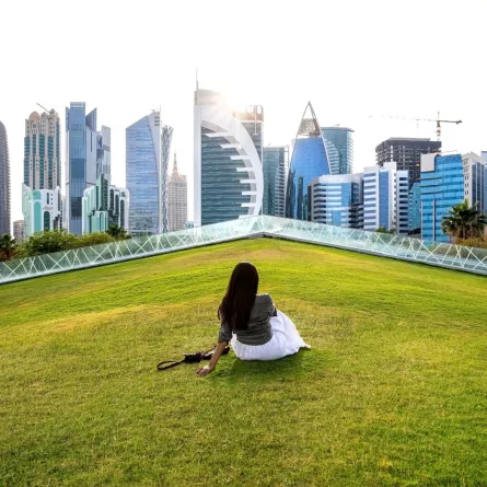 سائحة في مدينة الدوحة