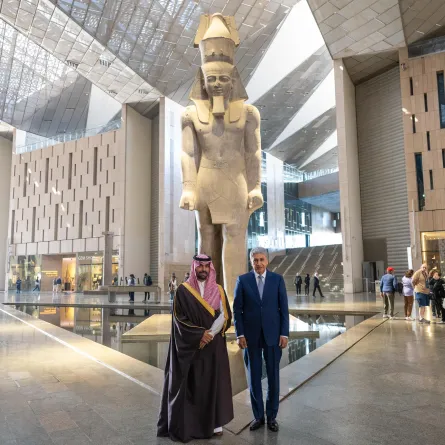 صورة تجمع بين الأمير بدر بن عبدالله بن فرحان آل سعود، وزير الثقافة السعودي ووزير السياحة والآثار بجمهورية مصر العربية شريف فتحي بالمتحف المصري الكبير - الصورة من حساب وزير الثقافة على إكس