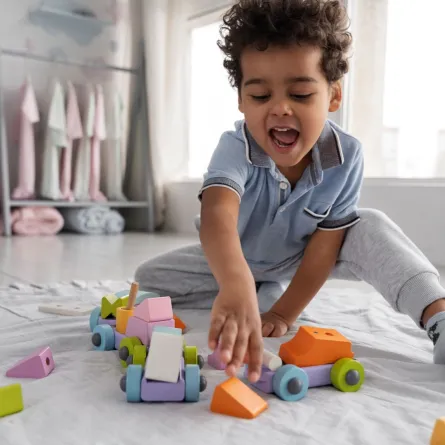 صورة لطفل يستمتع باللعب