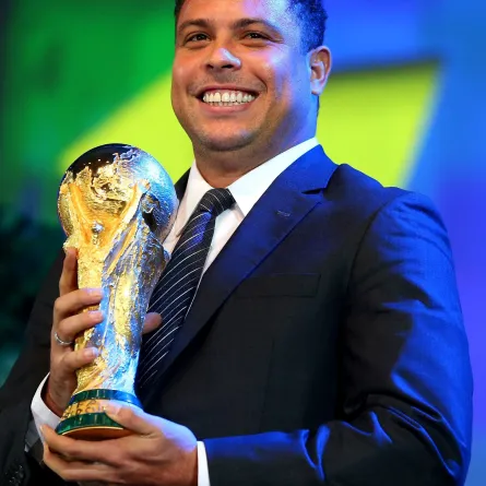 أسطورة كرة القدم البرزيلية رونالدو نازاريو 