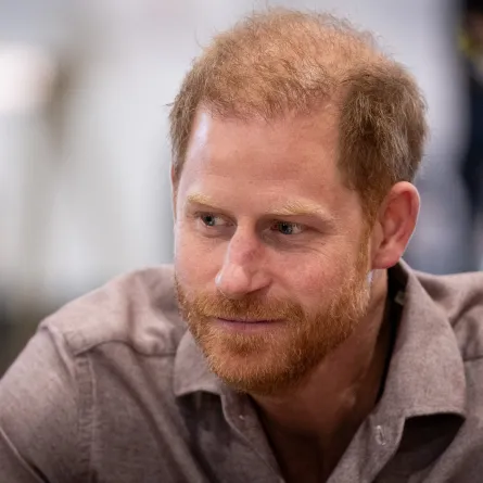 الأمير هاري خلال حدث إطلاق البرنامج المدرسي Invictus Games في كندا. ( Prince Harry during the Invictus Games school program launch event in Canada.). مصدر الصورة: Ethan Cairns / GETTY IMAGES NORTH AMERICA / Getty Images via AFP