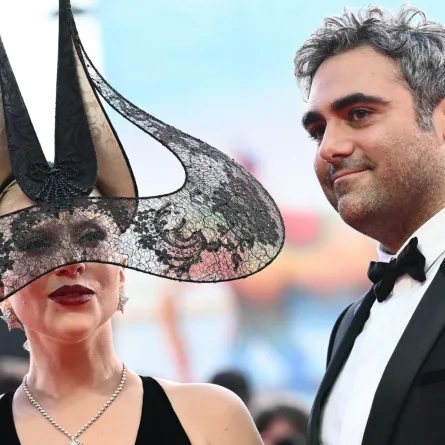 ليدي غاغا ومايكل بولانسكي في مهرجان فينيسيا السينمائي 2024 (  Lady Gaga and Michael Polansky at the Venice Film Festival). مصدر الصورة: Marco BERTORELLO / AFP