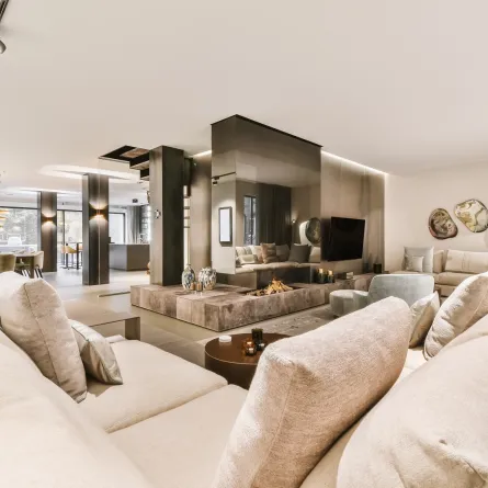 غرفة معيشة مريحة وفخمة