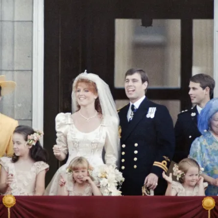 الأمير أندرو وزوجته سارة فيرجسون من شرفة قصر باكنغهام في لندن (Prince Andrew and his wife Sarah Ferguson from the balcony of Buckingham Palace in London). مصدر الصورة: Michel GANGNE and Pascal GEORGE / AFP