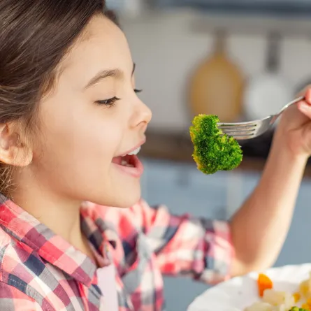 صورة لطفلة تتناول الطعام