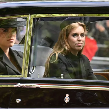 الأميرة يوجيني والأميرة بياتريس Princess Eugenie and Princess Beatrice في جنازة الملكة إليزابيث (مصدر الصورة: Paul ELLIS / POOL / AFP)