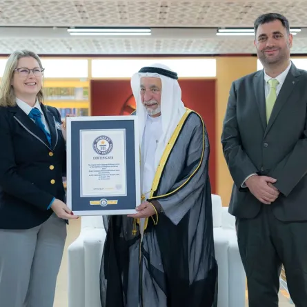 حاكم الشارقة أثناء تسلمه شهادة غينيس. الصورة من مكتب الشارقة الإعلامي