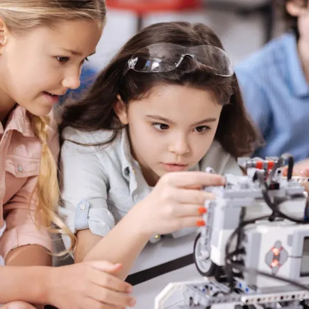 صورة لأطفال يتابعون ألعاب الذكاء الاصطناعي