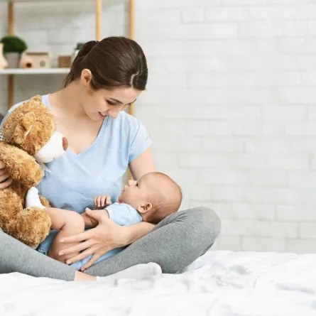 أم مع مولودها في شهره الثاني