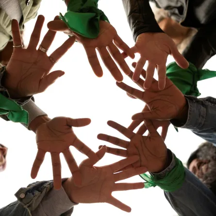 أيدي مجتمعة علامة على التضامن الإنساني