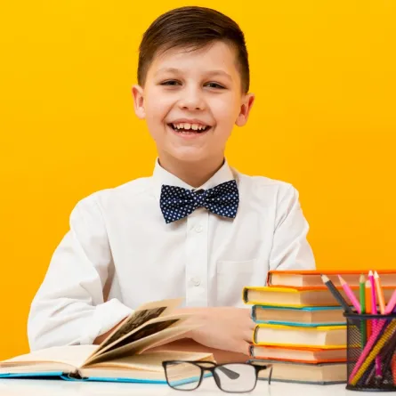 صورة لطفل يستعد للمذاكرة