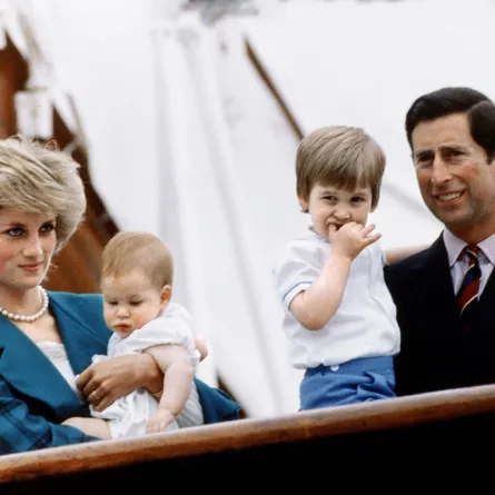 الأميرة ديانا والأمير تشارلز مع ابنيهما الأمير هاري والأمير ويليام خلال زيارتهما إلى فينيسيا، إيطاليا (Princess Diana and Prince Charles with their sons Princes Harry and William during their visit to Venice, Italy). مصدر الصورة: Mirrorpix/Getty Images