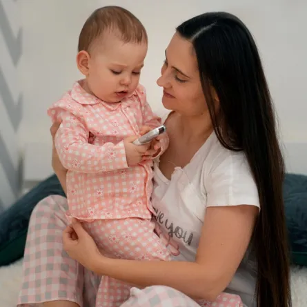 صورة لأم تحمل طفلها