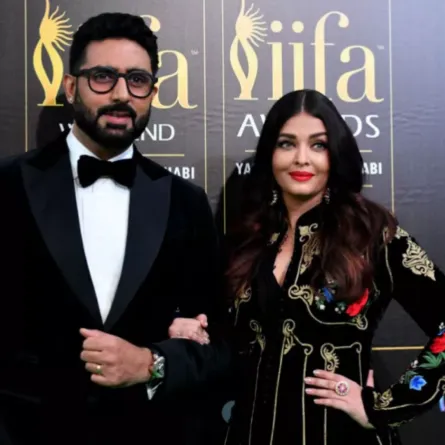 أبهشيك باتشان مع زوجته آيشواريا راي باتشان في أبو ظبي (Abhishek Bachchan with wife Aishwarya Rai Bachchan in Abu Dhabi). مصدر الصورة: Ryan LIM / AFP