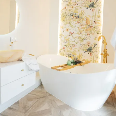 حمام ذو ديكور لافت، مع حضور ورق الجدران