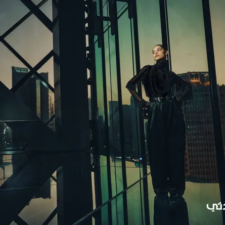 توب وبنطلون وحزام وحقيبة وأقراط من سكاباريللي Schiaparelli