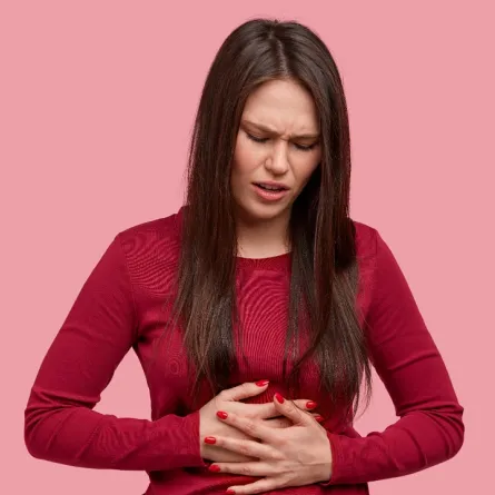 صورة لحامل تمسك بطنها