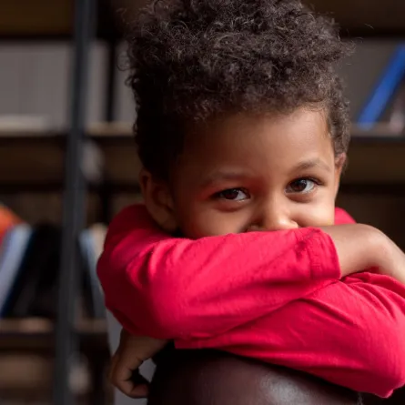 صورة طفل خجول