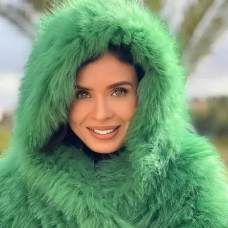 دينا- الصورة من صفحتها الرسمية على الفيس بوك